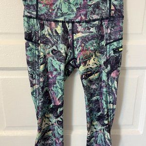 LuluLemon size 4 women's leggings! Excellent pattern and design